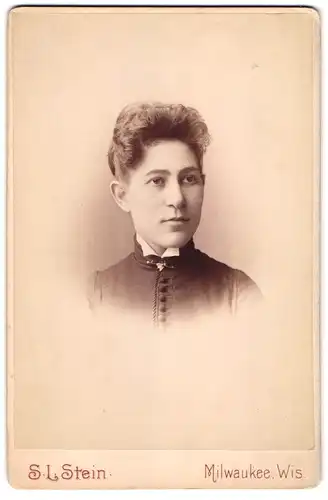Fotografie S. L. Stein, Milwaukee, Wis., State Cor. Third St. 310, Junge Dame mit Brosche und stoffbespannten Knöpfen