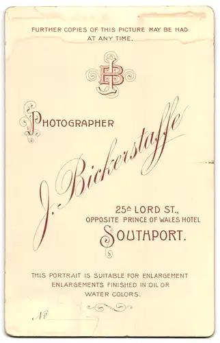 Fotografie J. Bickerstaffe, Southport, Lord Street 25a, Heitere alte Frau im schwarzen Kleid mit weitem Rock