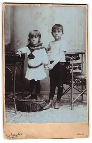 Fotografie Franz Fischer, Graz, Mariahilferstrasse 133, Kleines Geschwisterpaar in Matrosenkleid und kurzen Hosen