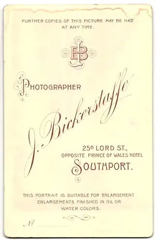 Fotografie J. Bickerstaffe, Southport, Lord Street 25a, Korpulente Dame mit Mittelscheitel und Herr mit Schnurrbart