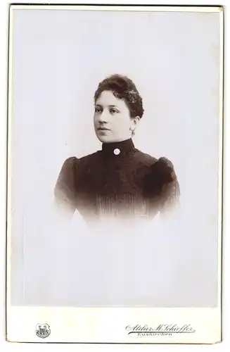 Fotografie M. Schieffer, Euskirchen, Dunkelhaarige junge Dame mit Stirnlocken und Brosche