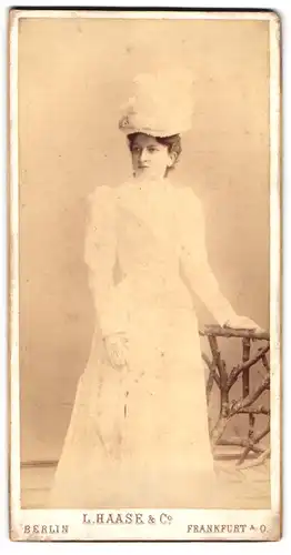 Fotografie L. Haase & Co., Berlin, Unter den Linden 67, Junge Dame im weissen Kleid