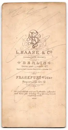 Fotografie L. Haase & Co., Berlin, Unter den Linden 67, Junge Dame im weissen Kleid