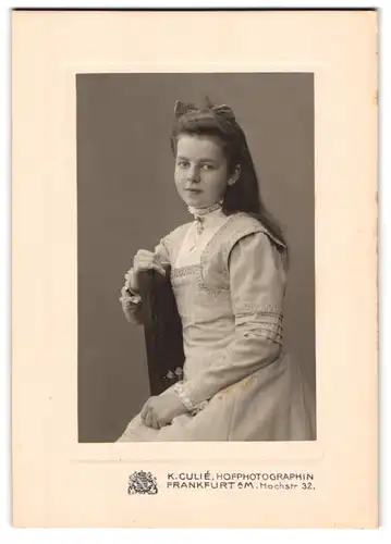 Fotografie K. Culié, Frankfurt a. M., Hochstr. 32, Junges Mädchen im modischen Kleid