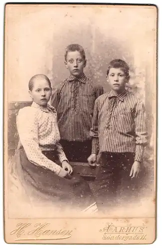 Fotografie H. Hansen, Aarhus, Sóndergade 11, Mädchen und zwei Jungen in modischer Kleidung