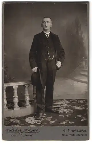 Fotografie Harald Jacobi, Hamburg, Admiralitätstr. 9-10, Junger Herr im Anzug mit Krawatte