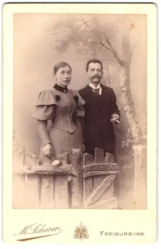 Fotografie M. Scherer, Freiburg i. Br., Kaiserstrasse 3, Junges Paar in modischer Kleidung