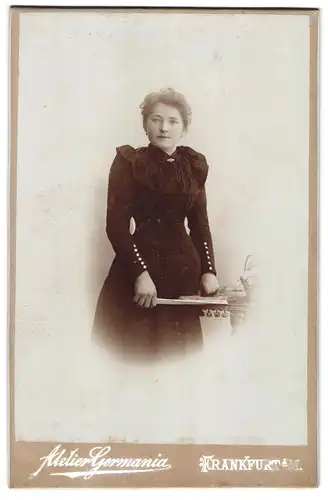 Fotografie Atelier Germania, Frankfurt a. M., Junge Dame in hübscher Kleidung