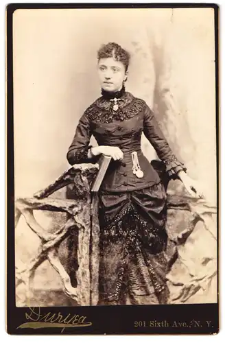 Fotografie Duryea, New York, N. Y., 201 Sixth Ave., Junge Dame in zeitgenössischer Kleidung