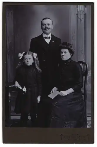 Fotografie Paul Hartmann, Niederwiesa-Oberwiesa, Elegantes Paar mit einer Tochter