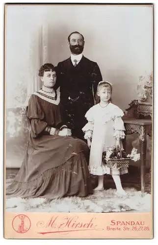 Fotografie M. Hirsch, Spandau, Breite Str. 26-28, Bürgerliches Paar mit einer Tochter