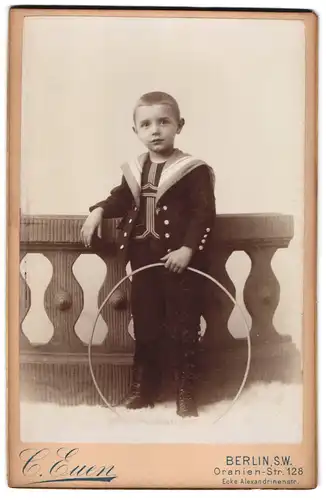 Fotografie C. Euen, Berlin, Oranien-St. 128, Kleiner Junge im Matrosenanzug mit Reifen