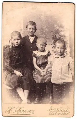Fotografie H. Hansen, Aarhus, Sóndergade 11, Vier Kinder in modischer Kleidung