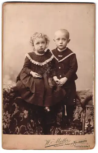 Fotografie W. Müller, Magdeburg, Tischlerbrücke 3, Kinderpaar in hübscher Kleidung