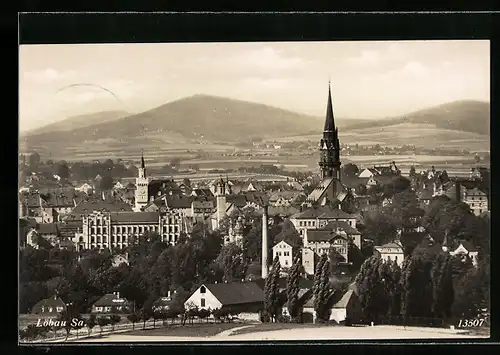 AK Löbau /Sa., Ortsansicht mit Bergblick aus der Vogelschau