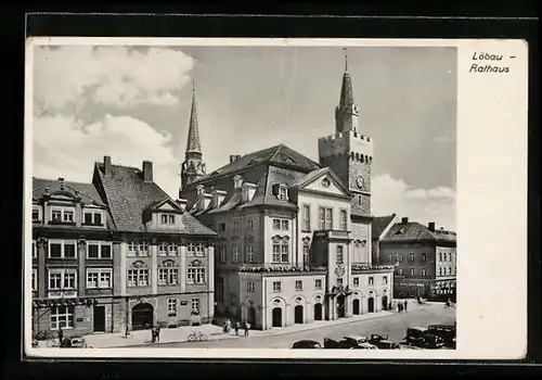 AK Löbau /Sa., Rathaus mit Strasse aus der Vogelschau
