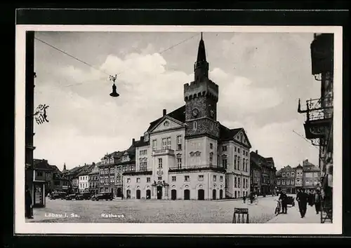 AK Löbau /Sa., Rathaus mit Passanten