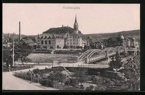 AK Tuttlingen, Ortsansicht mit Brücke, Kirche und Fabrik