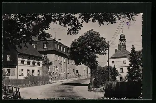 AK Walthersdorf /Erzgeb., Strassenpartie mit Rathaus