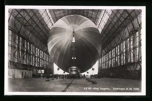 AK Friedrichshafen a. Bodensee, Luftschiff Graf Zeppelin LZ 127 beim Einbringen in die Halle
