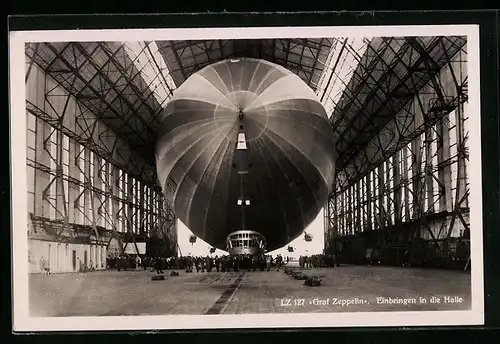 AK Friedrichshafen a. Bodensee, Luftschiff Graf Zeppelin LZ 127 beim Einbringen in die Halle