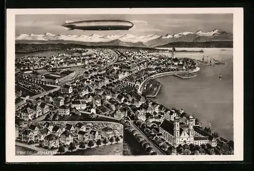 AK Friedrichshafen a. B., Totalansicht mit Zeppelin und Alpen