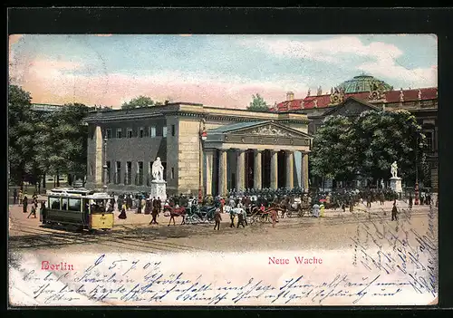 AK Berlin, Neue Wache mit Wachaufzug und Strassenbahn