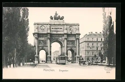 AK München, Strassenbahn fährt durchs Siegestor