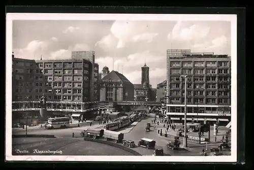 AK Berlin, Alexanderplatz mit Strassenbahnen und Autos, Kaufhaus Wertheim