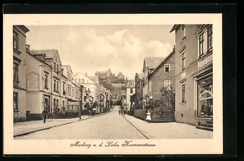 AK Marburg /Lahn, Partie in der Kasernenstrasse mit Burgblick und Ladengeschäft