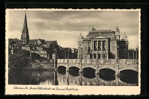 AK Schwerin i. M., An der Schlossbrücke mit Dom und Staatstheater