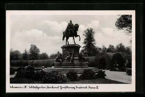 AK Schwerin i. M., Schlossgarten, Denkmal Grossherzog Friedrich Franz II.