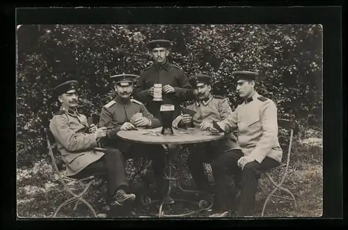Foto-AK Soldaten in Uniform beim Schafkopf, Kartenspiel