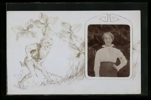 Foto-AK Hübsche Dame in weisser Bluse, Zwerg mit Flinte im Passepartout