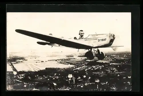 Foto-AK Knabe im Flugzeug über einer Stadt, Studiokulisse