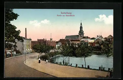 AK Insterburg, Strassenpartie am Schlossteich mit Kirche