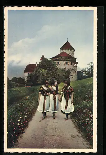 AK Vaduz, Drei Mädchen in Trachten vor dem Schloss Vaduz