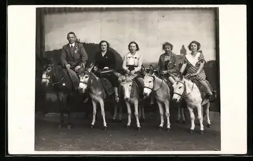 Foto-AK Touristengruppe auf Eseln vor Landschaftskulissse