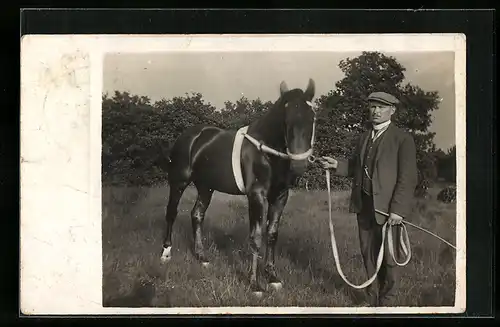 Foto-AK Pferdehalter mit Jungpferd an einer Leine