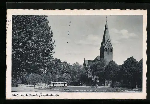 AK Kiel, Katholische Kirche an der Tirpitzstrasse mit Strassenbahn