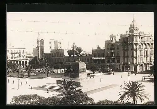 AK Montevideo, Strassenpartie mit Denkmal und Strassenbahn