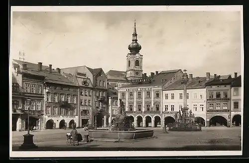 AK Trautenau, Strassenpartie mit Warenhaus Peter Erben und Brunnen