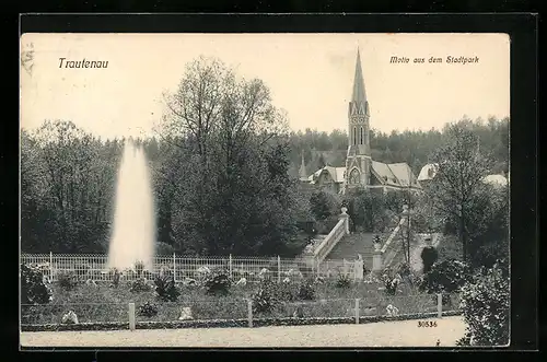 AK Trautenau, Partie im Stadtpark mit Fontäne