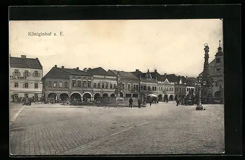 AK Königinhof a. E., Strassenpartie mit Brunnen