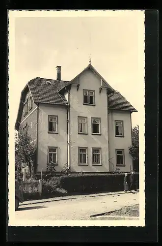 Foto-AK Finsterbergen /Th., Villa mit Strasse und Passanten-Paar