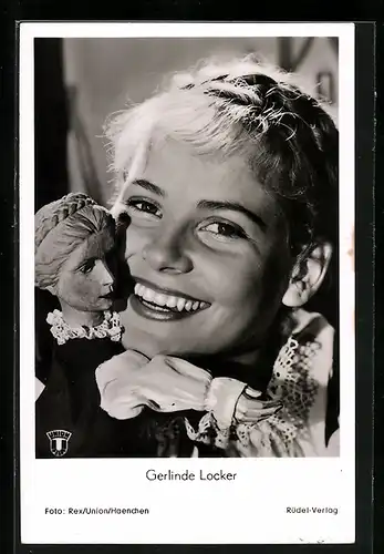 AK Schauspielerin Gerlinde Locker mit einer Puppe