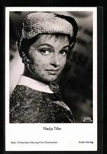 AK Schauspielerin Nadja Tiller mit Hut und Schleier