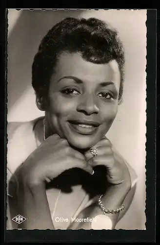 AK Schauspielerin Olive Moorefield lächelnd in Kamera blickend