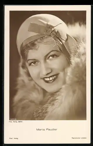 AK Schauspielerin Maria Paudler lächelnd mit Hut posierend