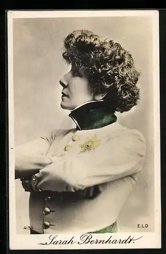 AK Schauspielerin Sarah Bernhardt in Uniform